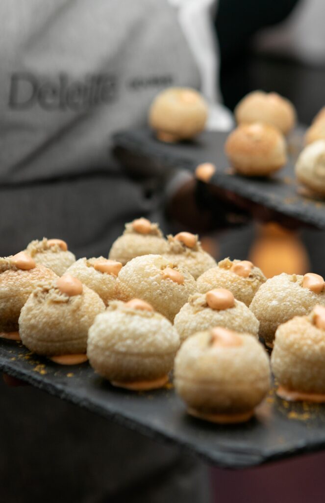 Deleitte Catering Gourmet - Detalle de servicio: Panipuri relleno de pollo al curry