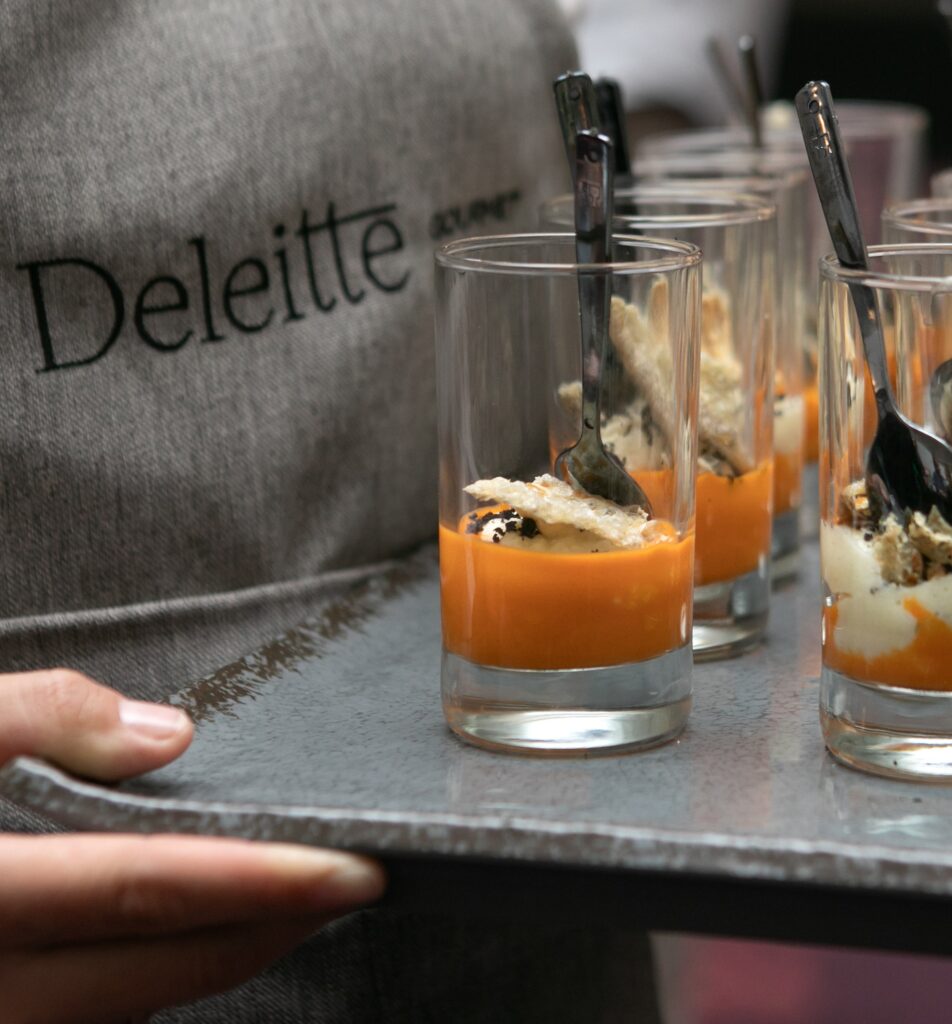 Deleitte Catering Gourmet - Detalle de servicio: Brandada de bacalao con piquillo y polvo de aceituna negra