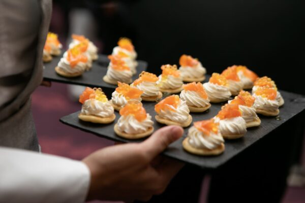 Blinis de salmón con cremoso de queso y caviaroli - Deleitte Catering Gourmet