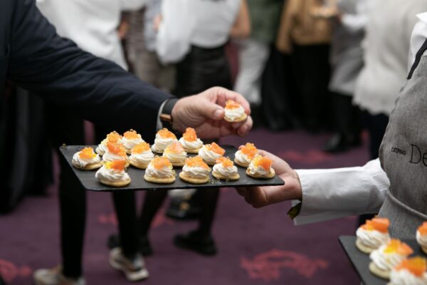 Deleitte Catering Gourmet - Detalle blinis de salmón con cremoso de queso y caviaroli 3