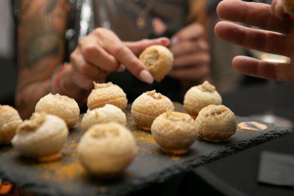 Deleitte Catering Gourmet - Panipuri relleno de pollo al curry