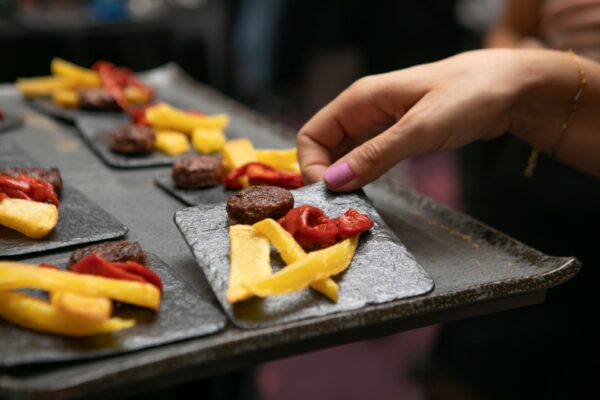 Deleitte Catering Gourmet - Detalle Mini burger 100x100 vacuno con patatas al corte