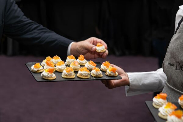 Detalle blinis de salmón con cremoso de queso y caviaroli 2 - Deleitte Catering Gourmet