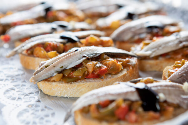 Mini tosta de pisto riojano con boquerón - Deleitte Catering Gourmet