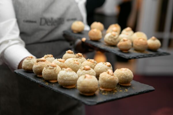 Deleitte Catering Gourmet - Turrón de foie con espuma de yogur y granillo de almendra