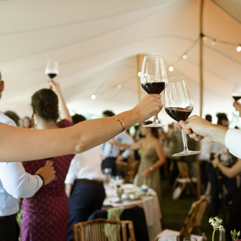 Organización de catering adaptado al espacio de una finca para eventos al aire libre