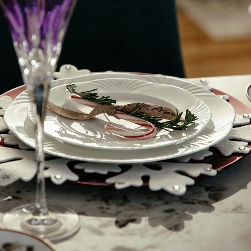 Cena de empresa navidad organizada con Deleitte Catering, mesas decoradas y ambiente festivo