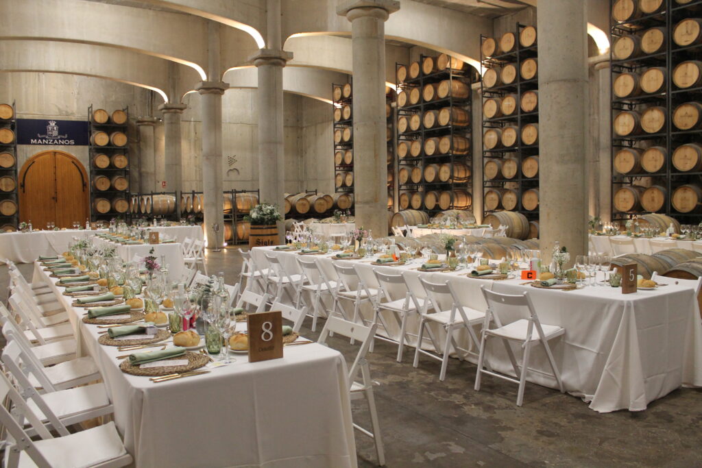 Presentación elegante de catering para boda con mesas decoradas y platos modernos, siguiendo las tendencias gastronómicas de 2026 en España.
