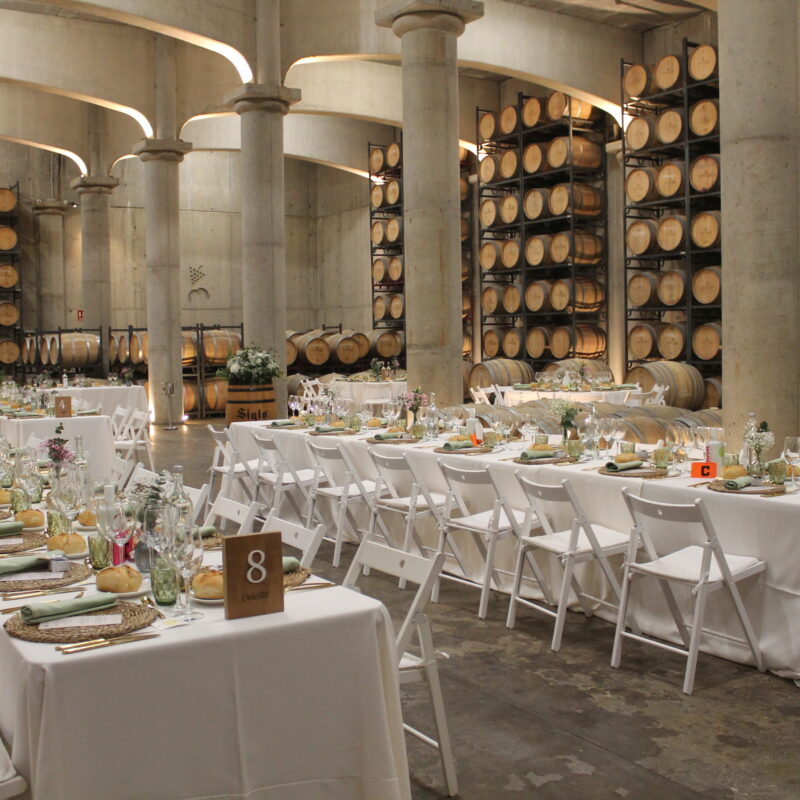 Presentación elegante de catering para boda con mesas decoradas y platos modernos, siguiendo las tendencias gastronómicas de 2026 en España.