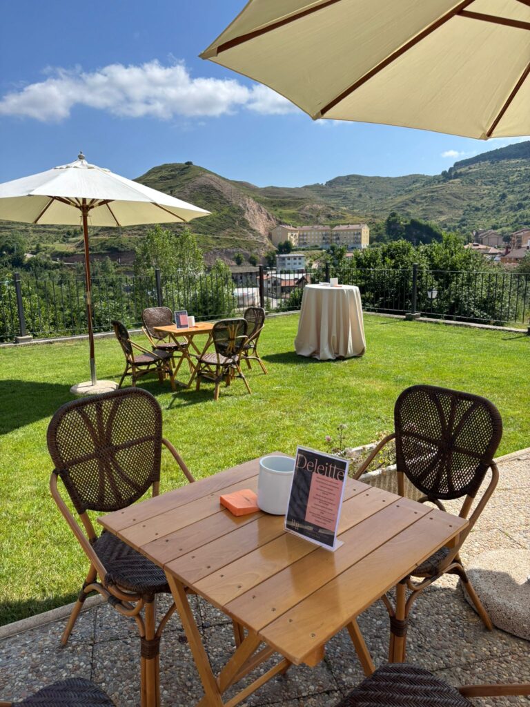 Celebración de comunión tipo cóctel con invitados de pie, mesas altas y decoración elegante en un ambiente familiar