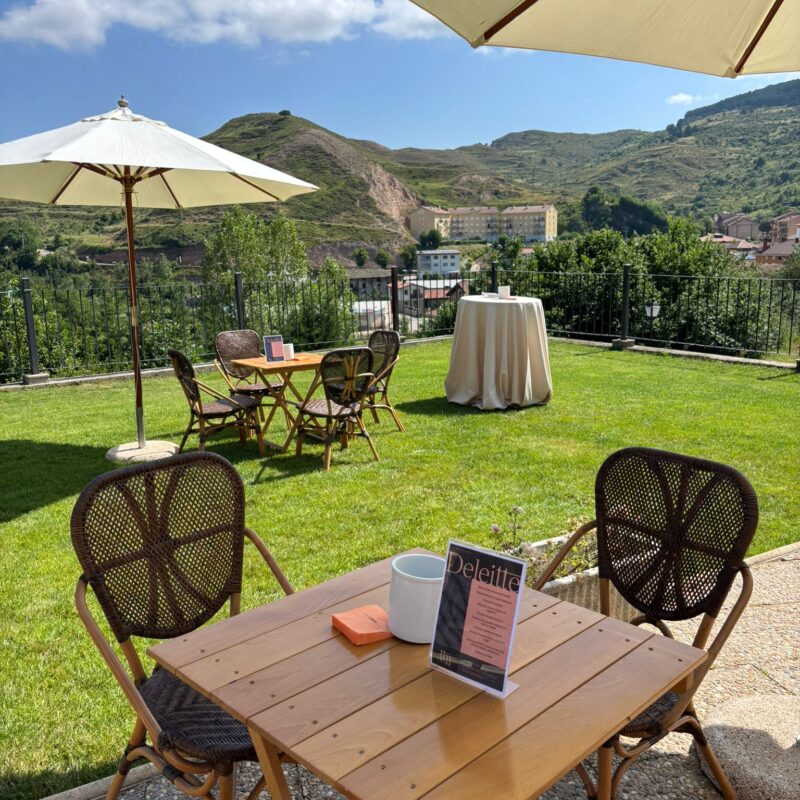 Celebración de comunión tipo cóctel con invitados de pie, mesas altas y decoración elegante en un ambiente familiar